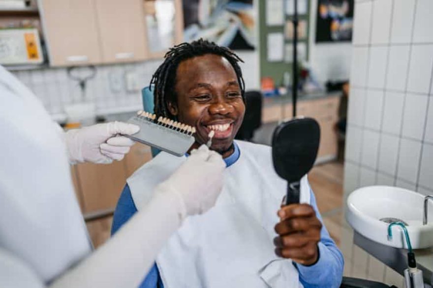 Before-and-after comparison showing the successful transformation of a smile through the application of dental veneers.